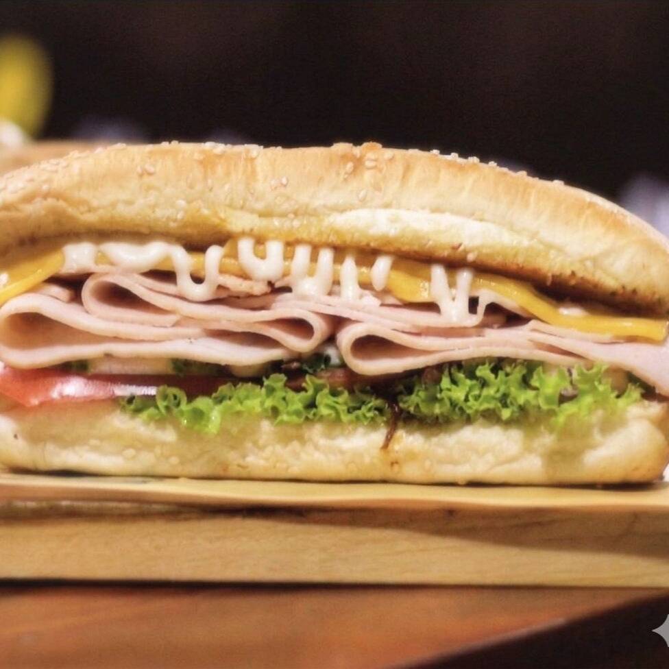 peito de peru, queijo, salada a escolha, pão e molho a escolha