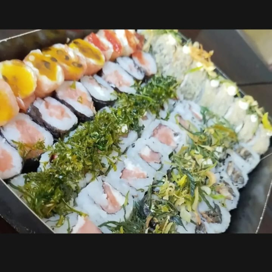20 sashimis variados 10 gunkans de salmão 40 sushis variados 10 hot Filadélfia