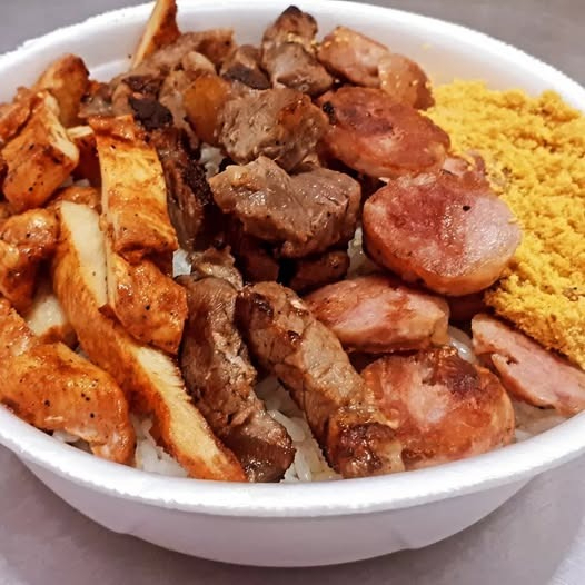 Acompanha arroz, feijão , batata frita, farofa, frango e carne bovina (Maminha ou fraldinha ou contra filet) carne suina