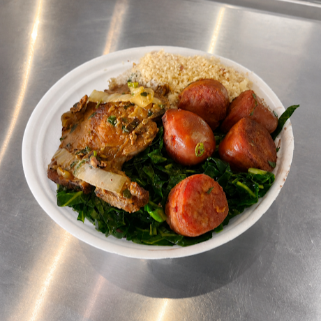 Grande Feijoada acompanhada de arroz e mais 4 complementos + Bebida (grátis)