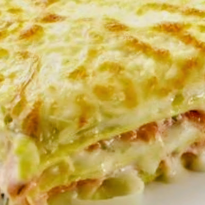 Se você é fã de um clássico, nossa lasanha de presunto com mussarela é a escolha perfeita para matar a fome! Cada camada é cuidadosamente preparada com presunto suculento e queijo mussarela acrescenta um sabor delicioso a cada mordida. Obs: Não é possível retirar o presunto., e o molho bechamel (branco)