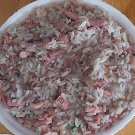 Descubra os sabores intensos da nossa suculenta 'Quentinha de Arroz de Polvo'. Servida em um generoso pote de 700 ml, este prato é uma verdadeira delícia marinha, apresentando pedaços robustos e tenros de polvo autêntico. Sinta o gosto do mar em cada garfada, enquanto os pedaços de polvo se misturam harmoniosamente com o arroz perfeitamente cozido. Nossa 'Quentinha de Arroz de Polvo' é uma guarnição impressionante que certamente irá agradar os amantes de frutos do mar e transformar qualquer refeição em uma experiência culinária requintada.