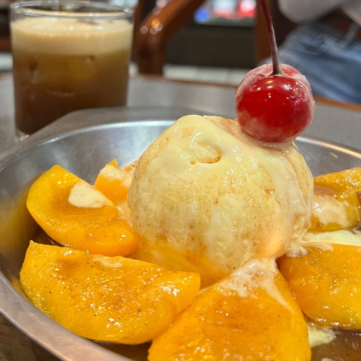 Plátanos o Duraznos Flameados con Helado