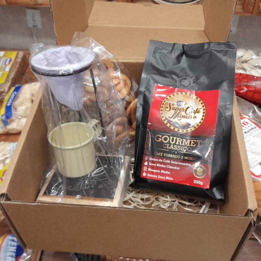 Surpreenda quem você ama (ou se dê esse mimo!) com essa experiência completa de cafeteria em casa. Um kit charmoso, montado para proporcionar uma pausa relaxante e saborosa.
Café Especial (250g): Grãos selecionados com aroma envolvente.
Xícara Exclusiva: Com design elegante para o seu ritual.
Suporte + Coador: Praticidade e estilo para passar o café na hora.
Biscoito Folhado: Crocante e leve, o acompanhamento perfeito.
Caixa de Presente + Palha: Vem pronto para presentear!