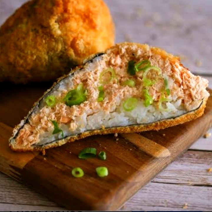 Salmão Grelhado, Creme Cheese, Cebolinho, Arroz Japonês