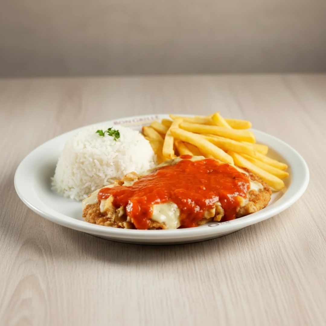 arroz,batata frita,frango empado com molho e queijo e um suco da casa