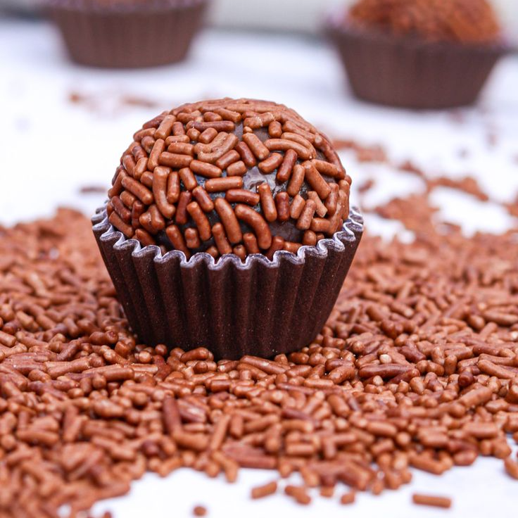 Brigadeiro com massa de chocolate 50%, banhado em granulado de açúcar sabor chocolate.