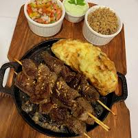 Refeição completa (Arroz, Batata Frita, Farofa, Vinagrete, Banana á Milanesa, Ovos de Codorna, 2 Espetos simples de sua escolha. Ótima opção para a família! Super Caprichado!