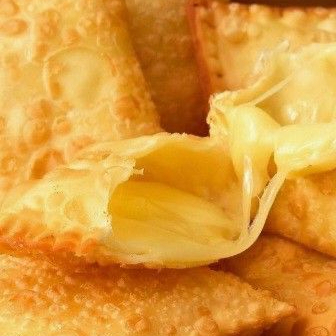 Delicie-se com o pastel de queijo simples, recheado com queijo derretido, perfeito para os amantes de queijo.