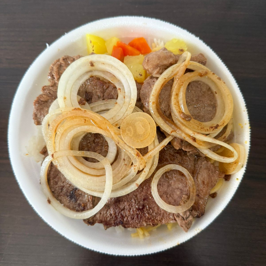 Arroz, feijão, macarrão, salada, bife na chapa e uma cortesia do restaurante.
