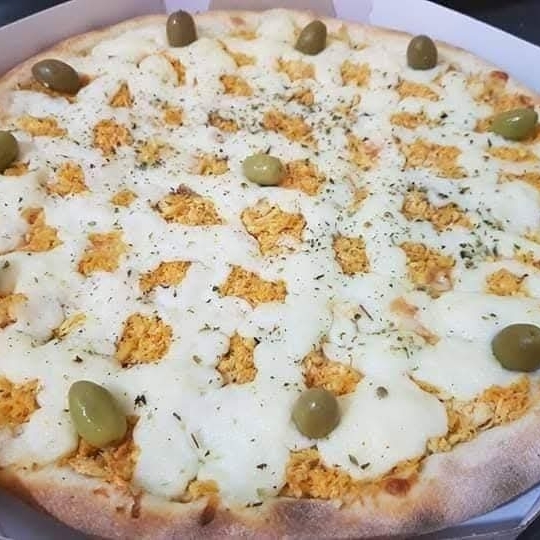 Delicioso frango desfiado levemente temperado coberto com catupiry