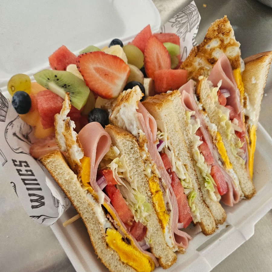 Club Sandwich con Fruta