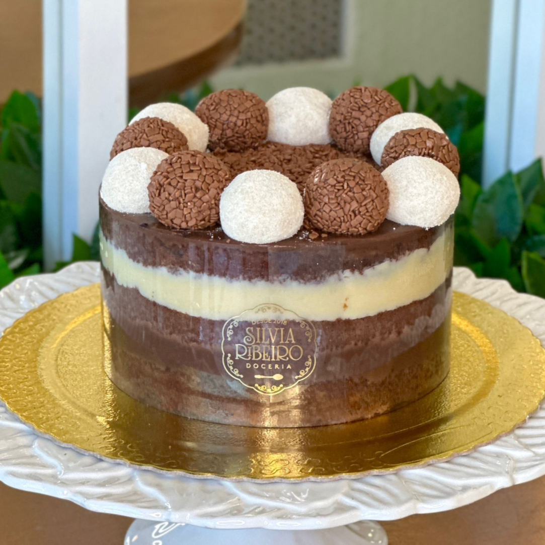 Torta de 1,5kg no acetato. De bolo de chocolate molhadinho com camadas de brigadeiro belga e brigadeiro de Ninho. Docinhos no topo. obs. 1: não alteramos nenhum produto ou retiramos/adicionamos ingrediente. obs. 2: produto de consumo imediato. obs. 3: alguns produtos podem vir com vencimento do mesmo Dia.