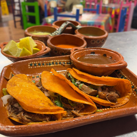 Combo 3 tacos de birria + consomé grátis