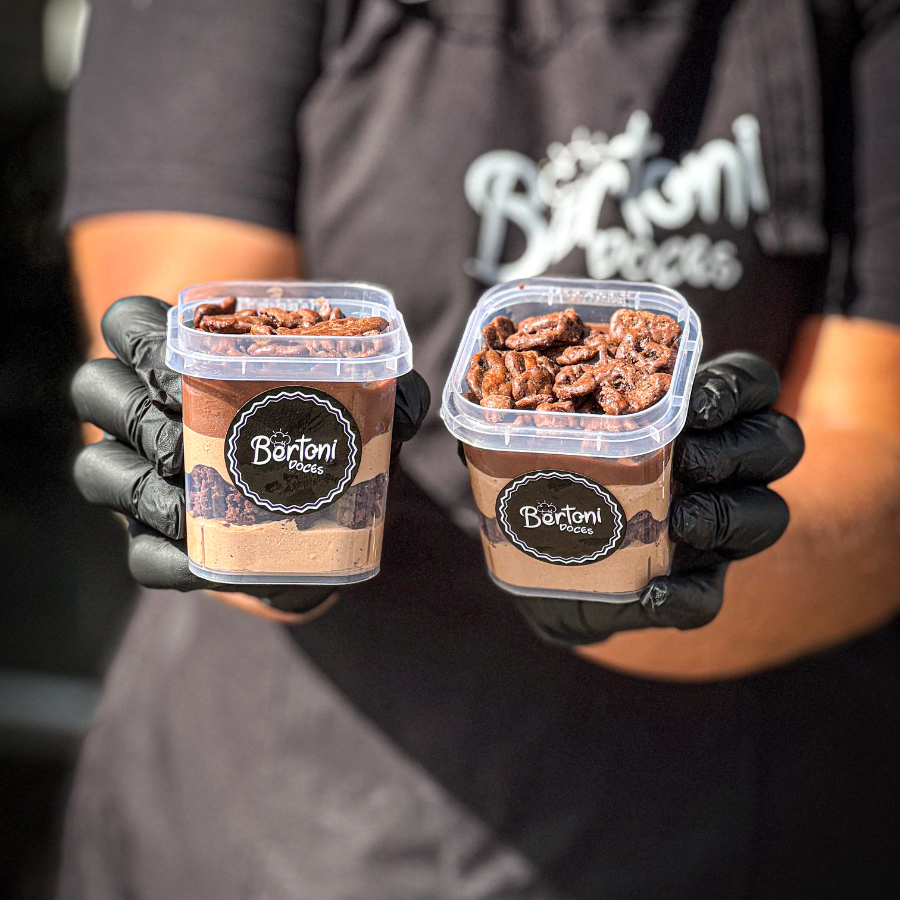 Camadas de mousse de Ovomaltine, brownie, brigadeiro cremoso e suave finalizado com Ovomaltine Rocks. (220ml) Obs.: a Bertoni Doces não altera nenhum produto ou retira/adiciona ingrediente.