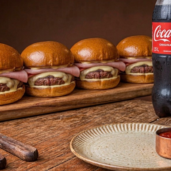 4 x burguers com pão, carne 150g, queijo e presunto de peru + coca de 1.5L