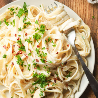 Macarrão Talharim molho de 5 queijos preparado com parmesão, gorgonzola, provolone, mussarela e Catupiry e gratinado de queijo mussarela e parmesão