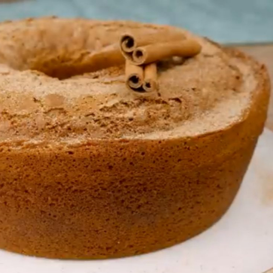 Sabe aquele cheirinho de casa de vó? É ele! Nosso bolo de canela é fofinho, perfumado e perfeito pra acompanhar um cafezinho. Simples, caseiro e cheio de sabor em cada fatia! Serve até 12 fatias. Aproximadamente 600g