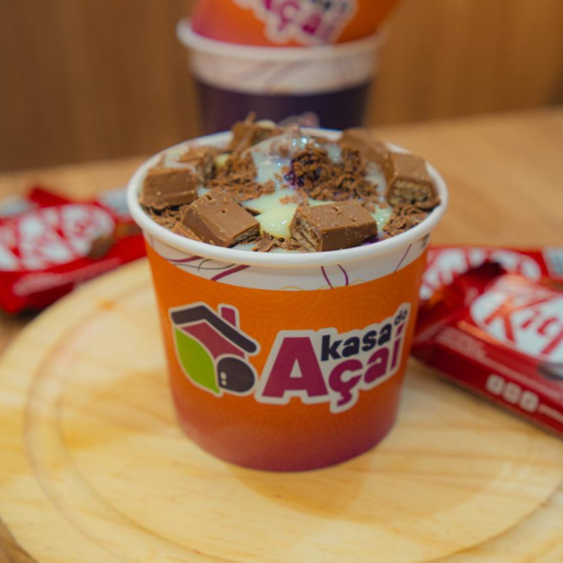 Açaí tradicional, Leite condensado, Raspas Chocolate e Kit Kat