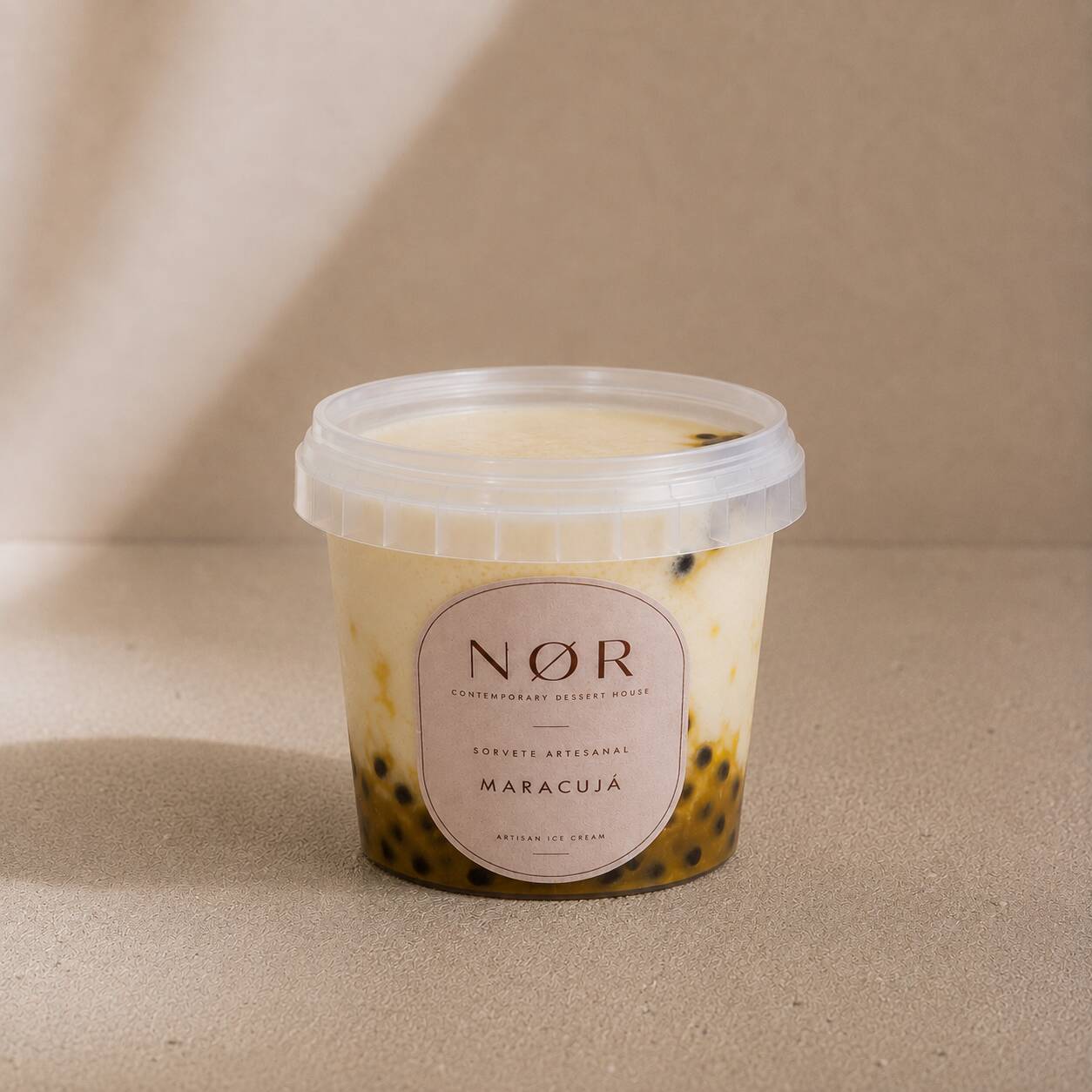 Sorvete de Maracujá c/ Geleia de Maracujá.
Sorvete de base cremosa, saborizado com geleia artesanal de maracujá preparada a partir da própria fruta. A combinação preserva o sabor fresco e aromático do maracujá, com o contraste entre a doçura e a acidez natural da fruta.