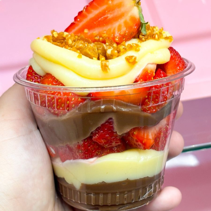 contem 250ml brigadeiro ao leite, brigadeiro de ninho, brownie, morango e finalizado com crocante em cima