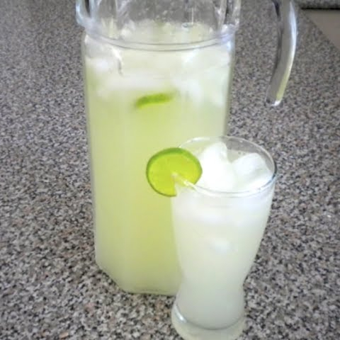 Litro de agua natural con sabor limón