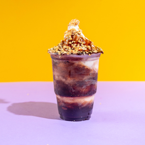 O Sundae, uma joia da categoria de sorvetes, é uma deliciosa indulgência que apresenta generosas camadas de calda, seja de chocolate intenso ou de morango fresco e suculento. O prato é harmoniosamente completado com um toque crocante de amendoim torrado, oferecendo uma mistura sublime de texturas e sabores. Uma escolha perfeita para os amantes de doce, tornando cada colherada uma experiência única