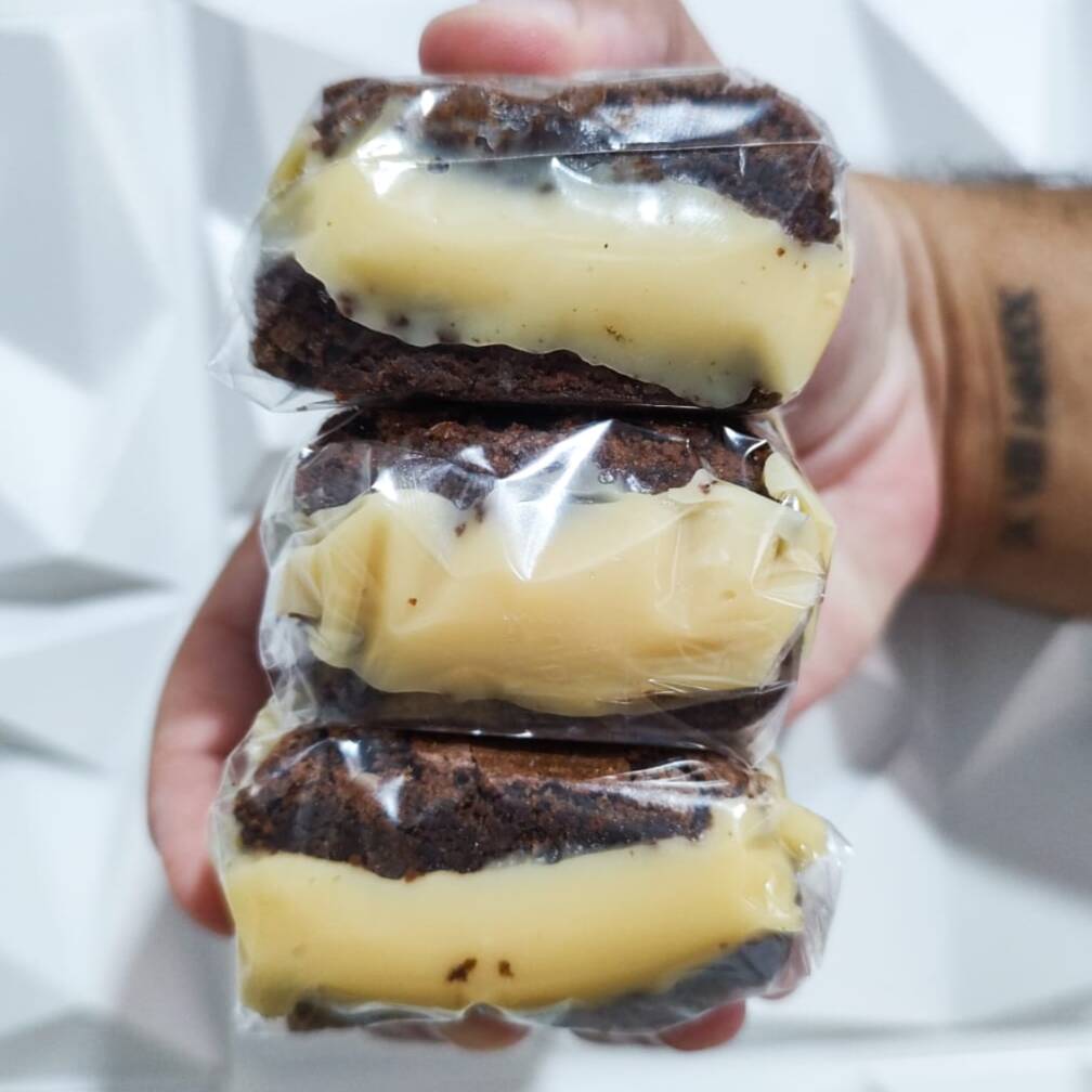 3 - Brownies Recheados De Ninho 80 Gramas e 5x5 centimetros cada.
Brownie artesanal super chocolatudo, recheado com Ninho cremoso. Macio, intenso e perfeito para matar aquela vontade de doce agora.