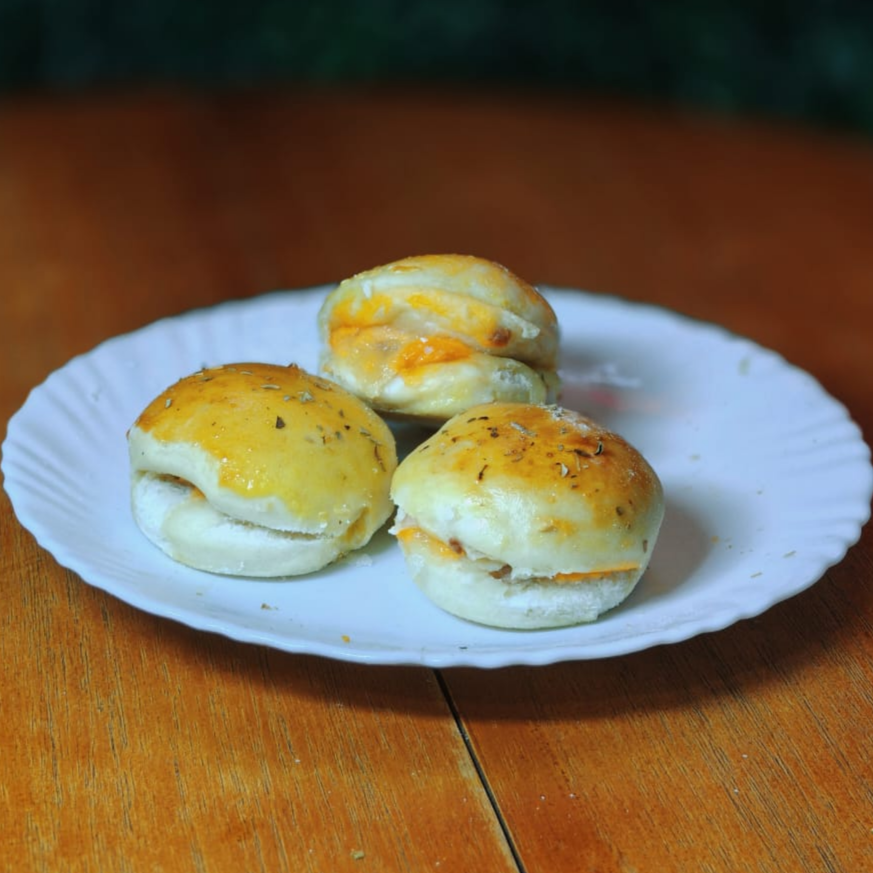 Mini hambúrguer assado, macio e saboroso, preparado com carne suculenta e temperos especiais. Perfeito para um lanche rápido ou para acompanhar seu pedido.