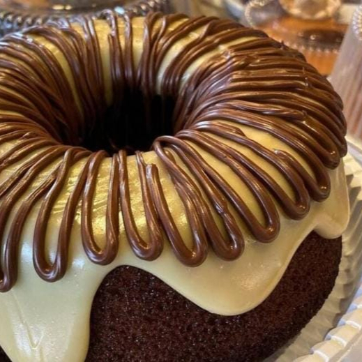 Massa molhadinha de cacau com cobertura deliciosa de Ninho e Creme de Avelã (Separado)*. Forma 18
