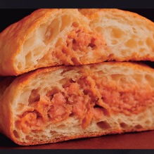 Pão Ciabatta, copa curada com intensidade, american cheese. Mistura "ilegal" da copa italiana com o queijo americano.