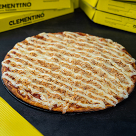 Molho de tomate especial da casa, queijo mussarela, peito de frango desfiado e catupiry.