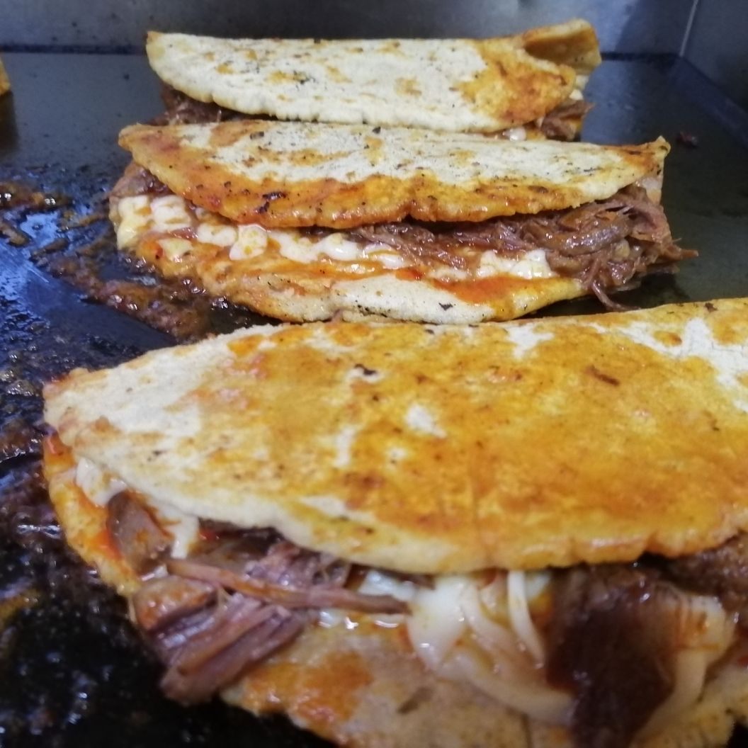 2 Quesadillas con 1 Agua