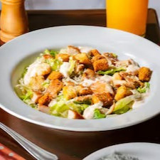 Alaface americana, parmesão, azeite, filé de frango grelhado, croutons e molho caesar.