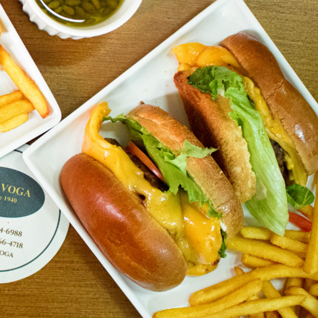 2 X-salada + 2 porções de batata + 1 Refrigerante 600 ml. Descubra novos sabores do Bar Voga. Nosso lanche é feito de pão, hambúrguer(120 g), queijo prato, alface, tomate, requeijão, azeitona e maionese temperada.