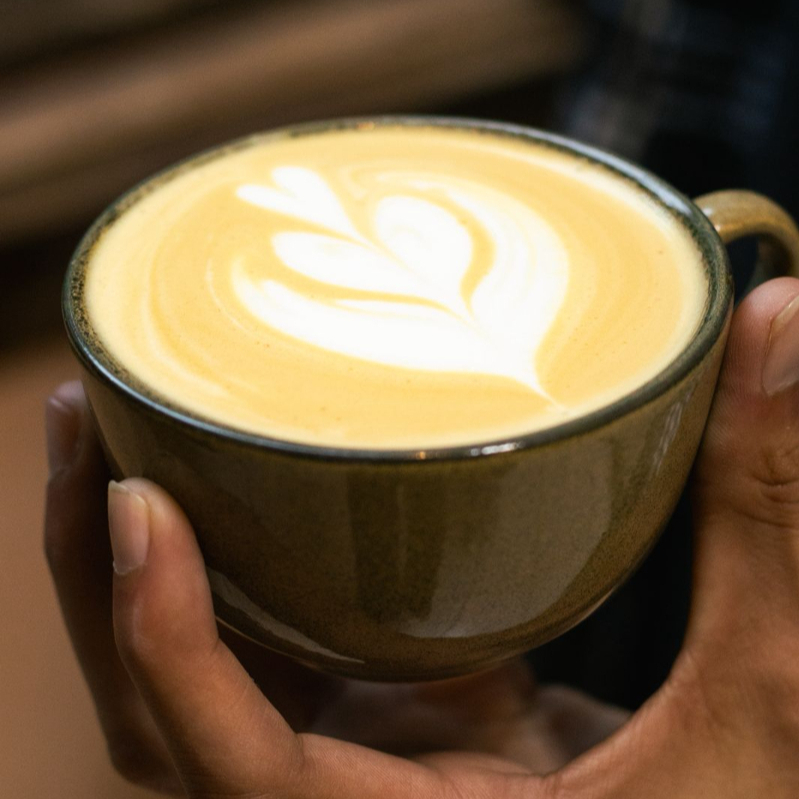 Café espresso encorpado com leite vaporizado cremoso, resultando em um cappuccino suave, equilibrado e clássico. 200ml