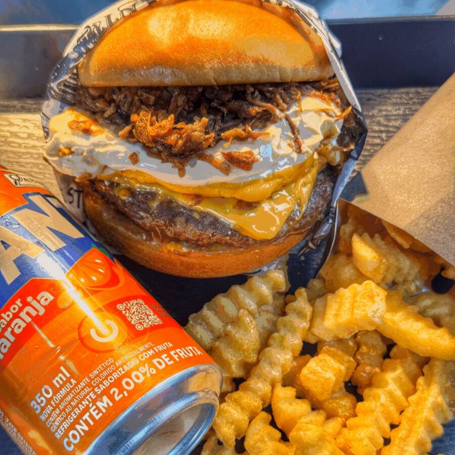 Nosso Cometa ! Delicioso Pão brioche selado, Burger bovino de 150g com queijo cheddar derretido, requeijão cremoso de qualidade, uma deliciosa costela ao molho barbecue finalizado com uma cebola Crispy para dar aquela Crocância, acompanha uma porção de batata Crinkle + uma bebida geladinha a sua escolha !