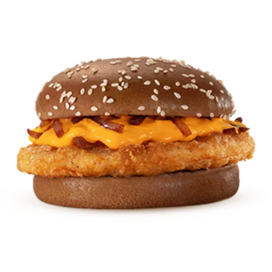 Empanado com frango, molho lácteo com queijo tipo cheddar, cebola ao molho shoyu e pão escuro com gergelim