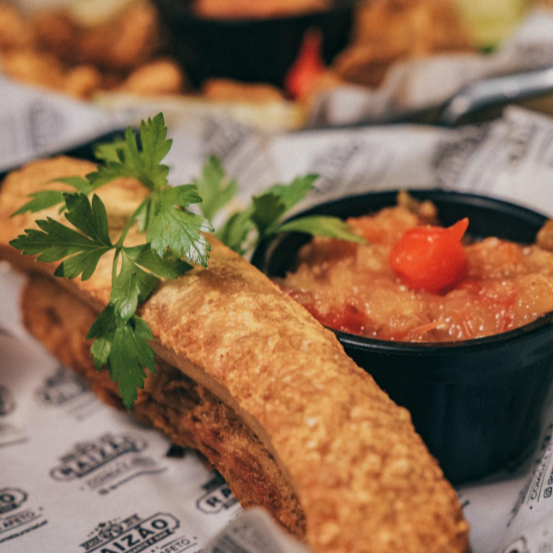 Generosa porção de Torresmo temperado e crocante acompanhado do nosso delicioso Aipim frito.