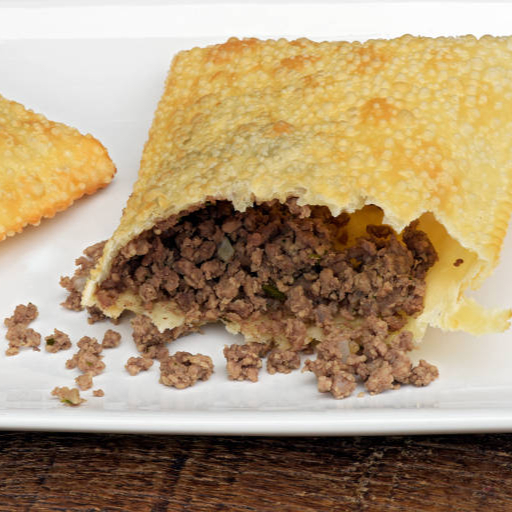 Pastel recheado com carne moída temperada e suculenta, frito até ficar crocante.