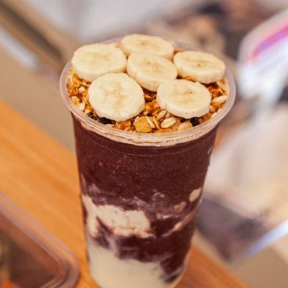 Açaí cremoso, recheado com leite condensado e bananas.