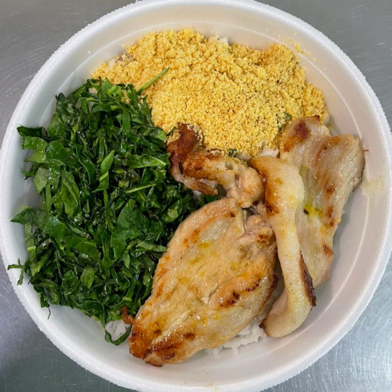 Filé suíno grelhado, acompanhado de arroz, feijão, couve e farofa.