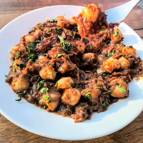 Delicioso nhoque de aipim servido com molho de costela bovina desfiada, uma verdadeira delicia!!!