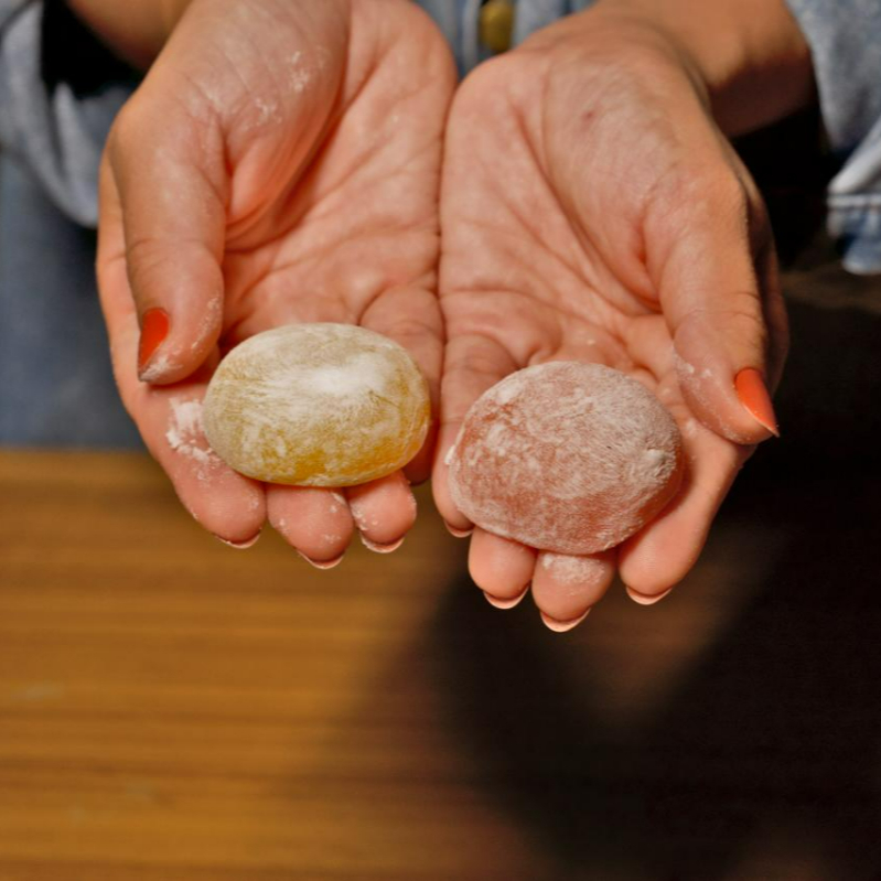 Delicado e irresistível, o mochi é um doce japonês feito com massa macia de arroz glutinoso, levemente adocicada e com textura elástica por fora. Por dentro, um recheio cremoso de geleia de frutas, trazendo um equilíbrio perfeito entre suavidade e frescor. Ideal para finalizar a refeição com leveza — ou para matar aquela vontade de doce a qualquer hora. Peso aproximado 30g.