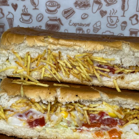 Delicioso pão especial recheado com duas salsichas, tomate, milho, maionese caseira, catupiry e batata palha. Uma combinação saborosa que vai agradar seu paladar.