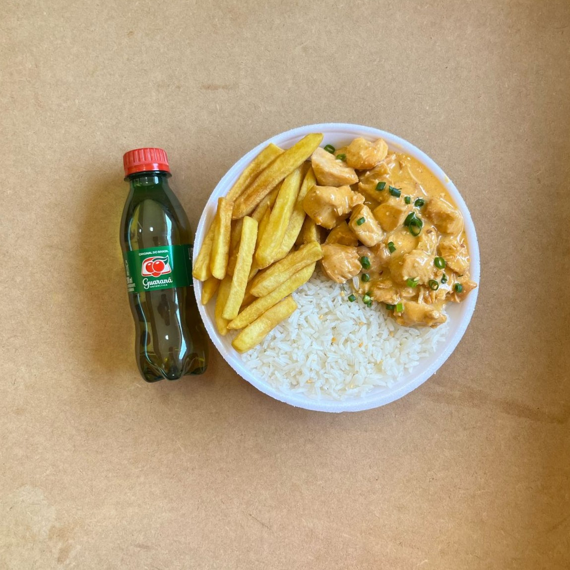 Marmita com delicioso filé de frango ao molho estrogonofe acompanhado de arroz branco e batatas fritas.. Acompanha refrigerante pet Guaraná Antárctica bem gelado. Marmita indicada para 01 pessoa.