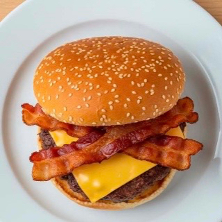Burger con tocino: carne, queso amarillo, jamón, tocino, verdura