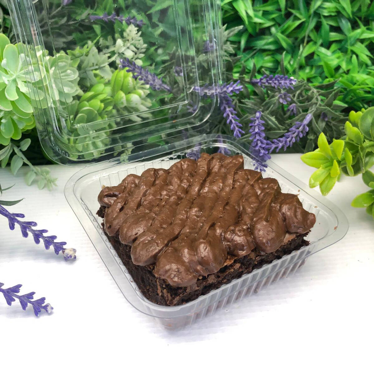Brownie de Ovomaltine irresistivelmente macio por dentro, com aquela casquinha leve por fora que derrete na boca. Feito com chocolate nobre e finalizado com uma camada generosa de cobertura inconfundível de creme de Ovomaltine. Cada mordida entrega o equilíbrio perfeito entre o brownie úmido e a cobertura abundante, crocante e cheia de personalidade. Perfeito para adoçar o Dia, acompanhar um café ou matar a vontade de chocolate com estilo. Aprox. 150g