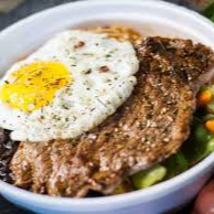 Arroz , feijão , farofa , legumes refogados , fritura , macarrão , bife com ovo , acompanha salada .