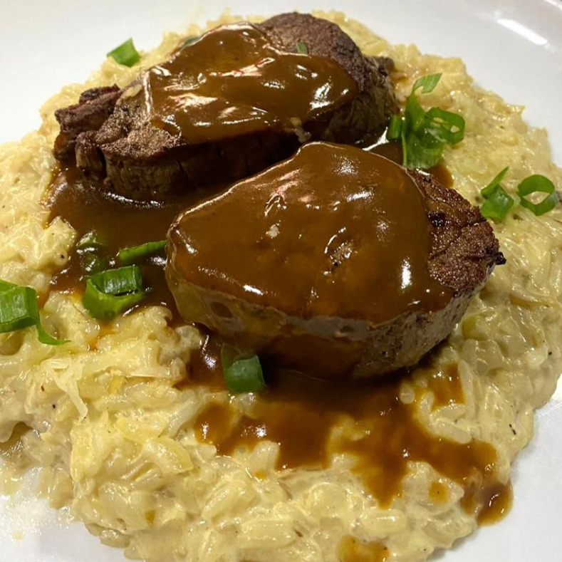 ARROZ A PIAMONTESE COM MEDALHÃO DE FILE MIGNON E BATATA RUSTICA